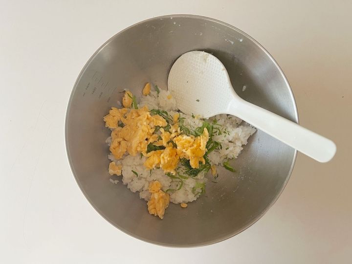 さっぱりクセになる、炒り卵大葉のパリおにぎり【渡辺友美子のパリおにぎりのレシピ vol.10 〜レシピで旅するヨーロッパ〜】