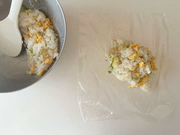 さっぱりクセになる、炒り卵大葉のパリおにぎり【渡辺友美子のパリおにぎりのレシピ vol.10 〜レシピで旅するヨーロッパ〜】