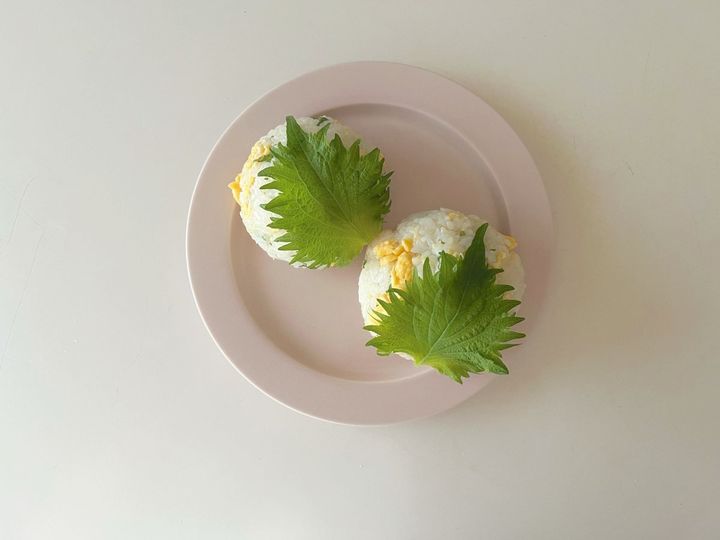 さっぱりクセになる、炒り卵大葉のパリおにぎり【渡辺友美子のパリおにぎりのレシピ vol.10 〜レシピで旅するヨーロッパ〜】