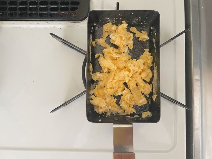 さっぱりクセになる、炒り卵大葉のパリおにぎり【渡辺友美子のパリおにぎりのレシピ vol.10 〜レシピで旅するヨーロッパ〜】