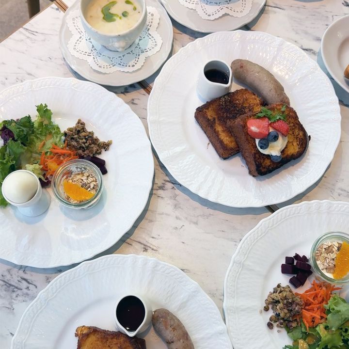 「RITUELブリオッシュフレンチトースト ～ベリー＆オーガニックソーセージ～」（週末限定スペシャルデリ・ミニスープ・珈琲/紅茶付）2420円 ※平日はミニスープ・珈琲/紅茶付で1980円