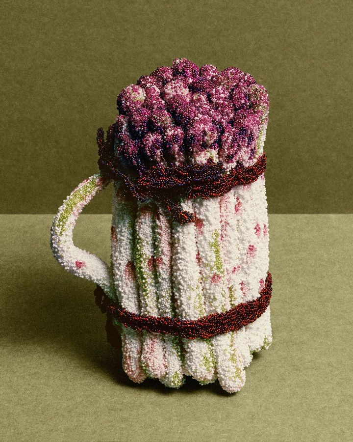 ロエベ 2024年秋冬ウィメンズコレクションより、アスパラガスをモチーフにしたクラッチバッグ。ビーズ刺繍、フェルト、レザーを用いたユニークなデザインが特徴的。（ロエベ アーカイブ）