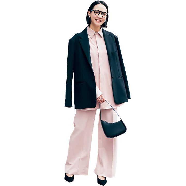 ピンクのセットアップに黒のジャケットとバッグと靴を合わせたインターママのセレモニーコーデ