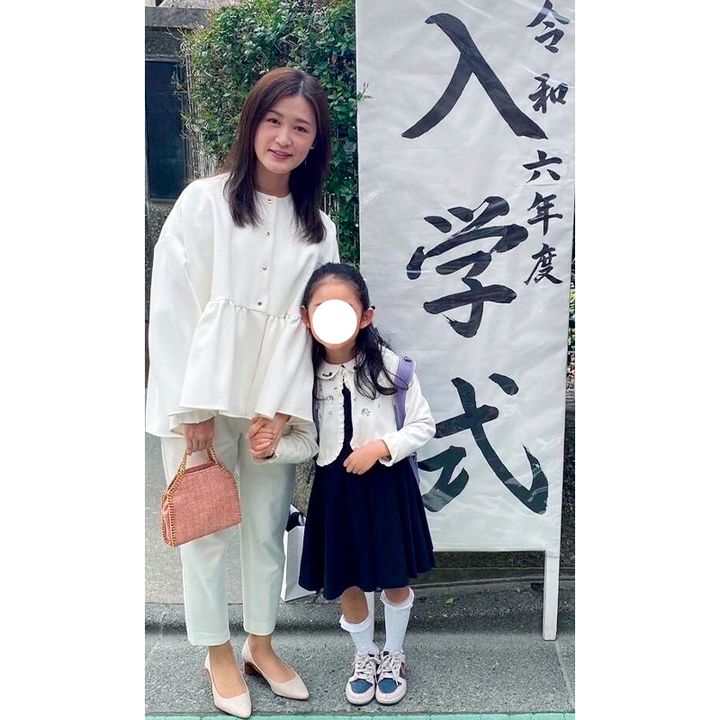 yoriのジャケットとSONOの白パンツの上下にピンクのバッグを合わせた入学式コーデ