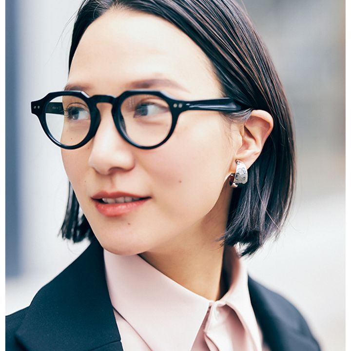 顔周りを盛れるシルバーピアスと黒縁メガネ