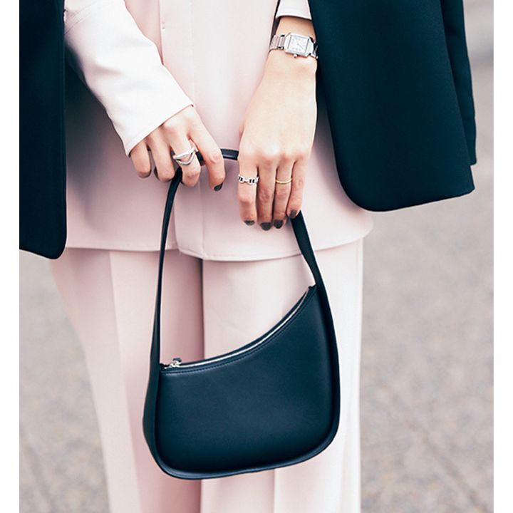 THE ROWの黒のワンハンドルバッグ