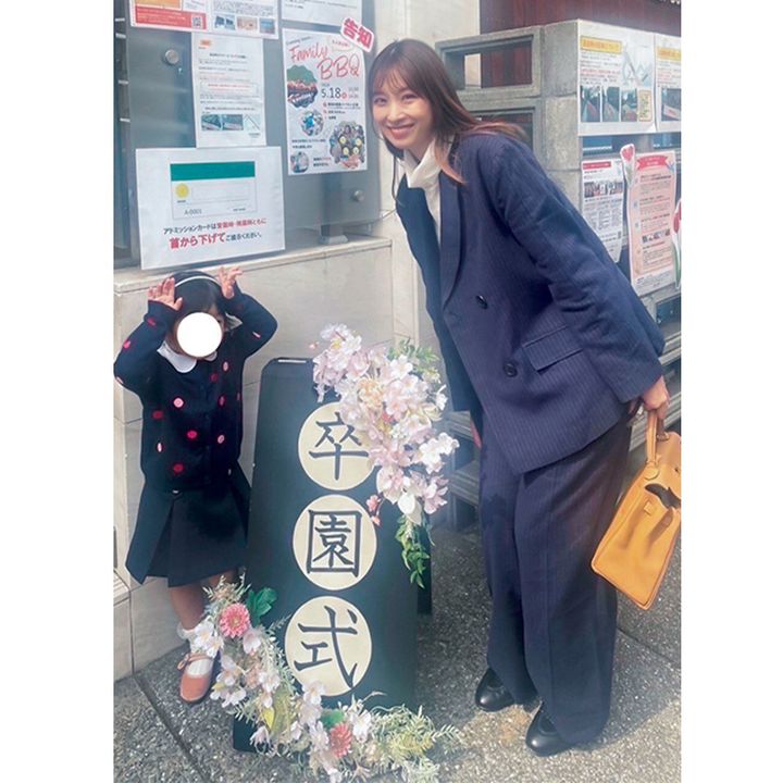 ネイビーのストライプスーツにスタンドカラーのブラウスをインした卒園式コーデ