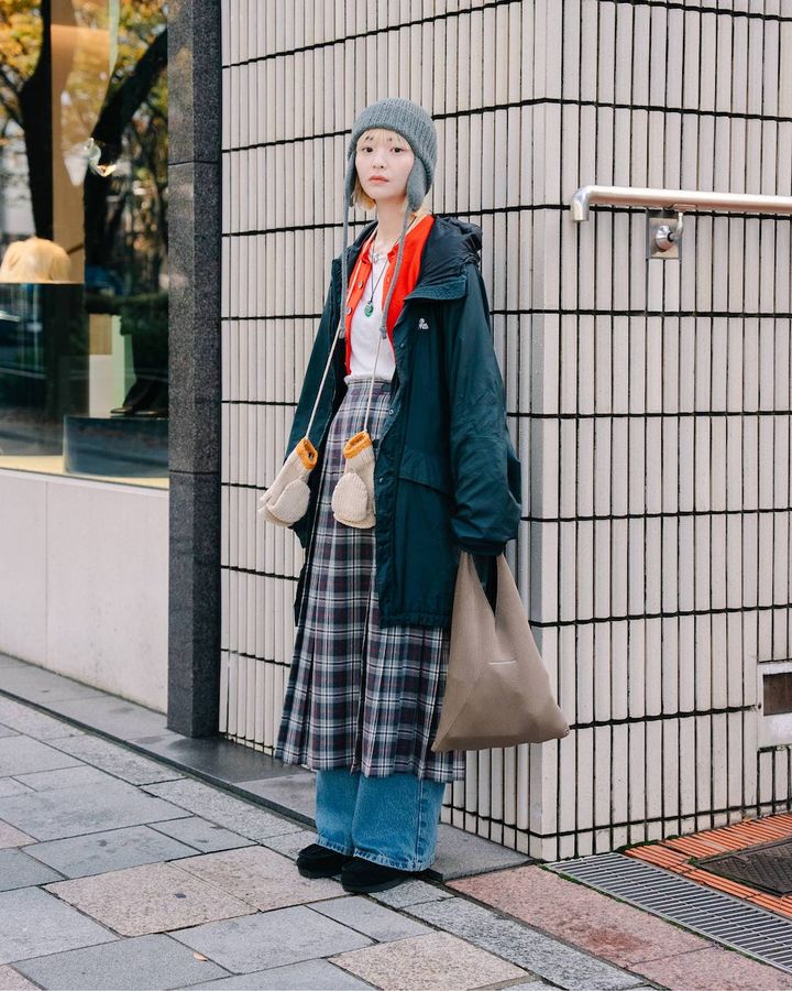 最旬“冬スカート”スタイル5選。デニムレイヤードから春先取りのミニ丈までお洒落テクが満載【TOKYO SNAP】