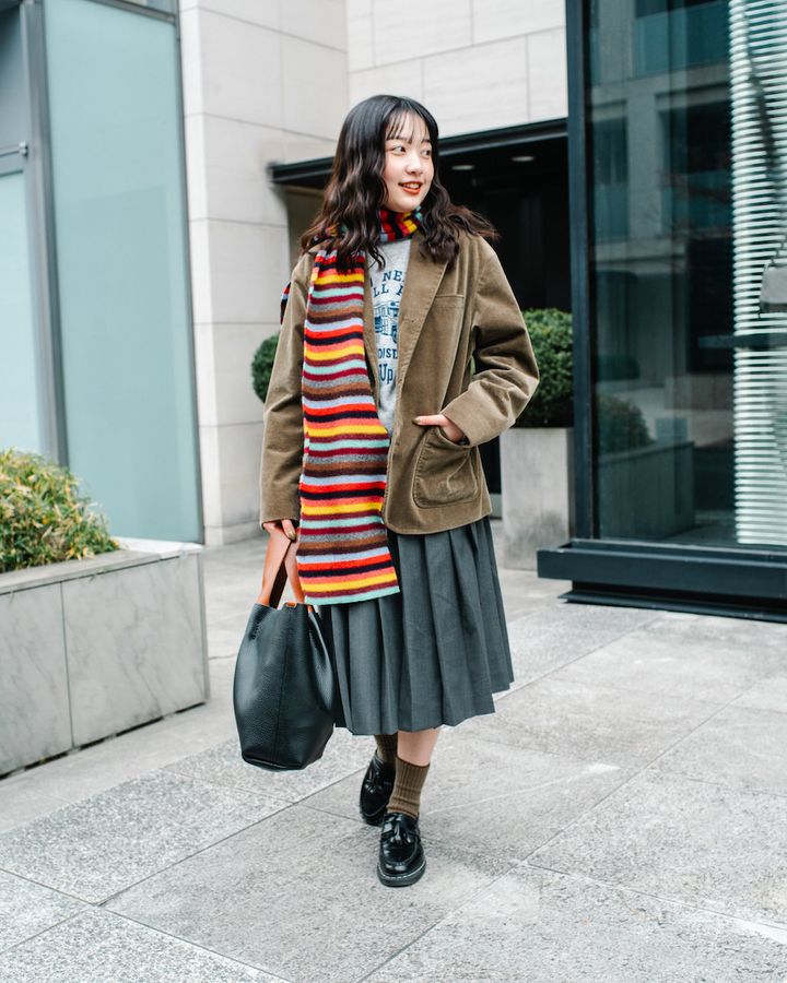 最旬“冬スカート”スタイル5選。デニムレイヤードから春先取りのミニ丈までお洒落テクが満載【TOKYO SNAP】