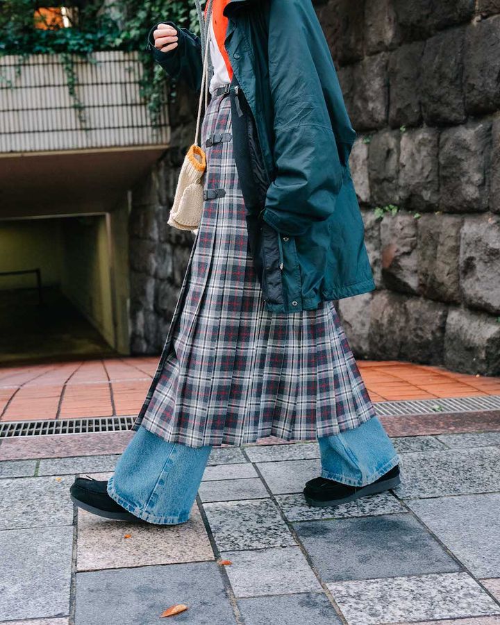 最旬“冬スカート”スタイル5選。デニムレイヤードから春先取りのミニ丈までお洒落テクが満載【TOKYO SNAP】