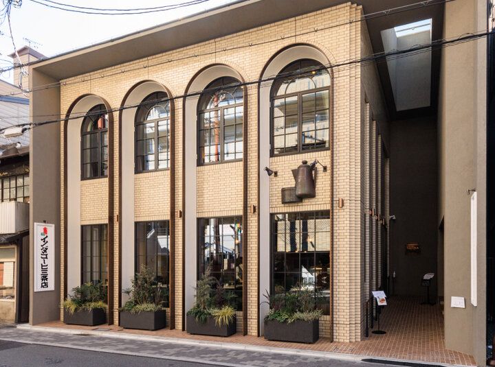 リニューアルした京都のレトロ喫茶「イノダコーヒ 三条店」で、ここだけの限定メニューを♪