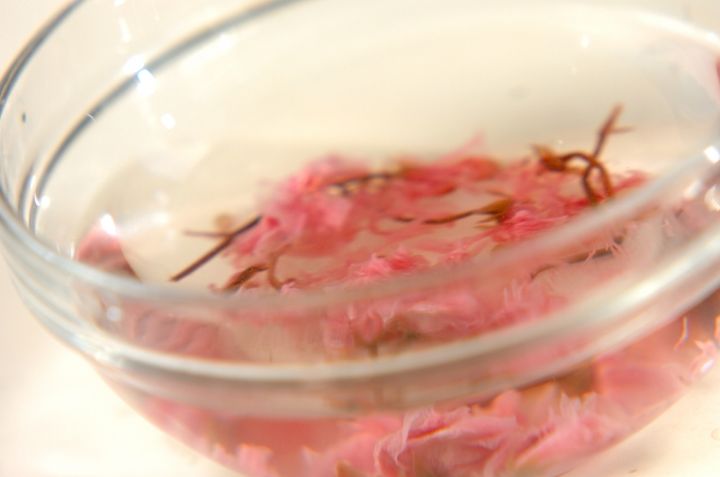 桜の塩漬け入り鯛飯の下準備2