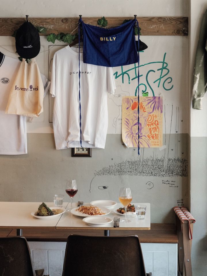 店内のビジュアルはスタッフが手がけた。ワインはボトルが基本。日替わりのみグラス（15,000ウォン〜）も。