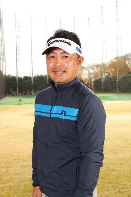 「バックスイング」では体の回転でクラブを上げればフェースや軌道が安定する