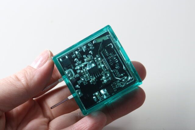 ダイソーのTGCコラボのUSB ACアダプターの透けた基板