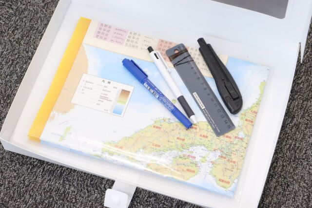 ダイソー ファイルケース 折り畳み、A4サイズ、白 使用例 文房具