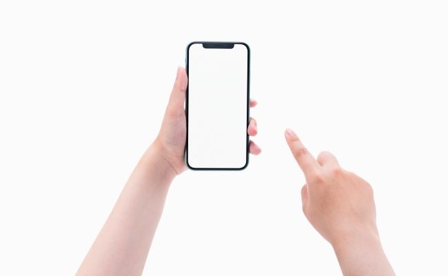 スマホと女性の指先のイメージ