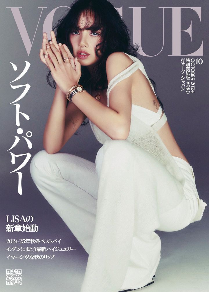 『VOGUE JAPAN』2024年10月号の特別表紙版では、タッタウォーン・スグナシルを着用。