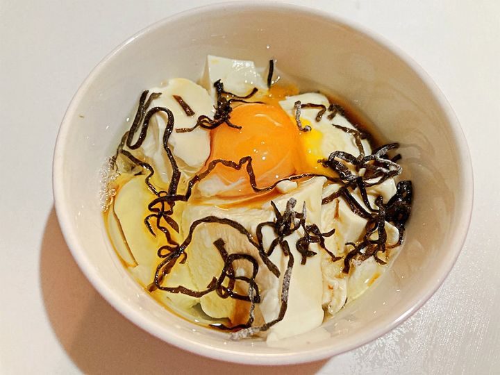 塩昆布とめんつゆをかける