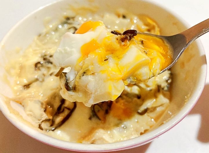 スプーンを入れたチーズたまご湯豆腐