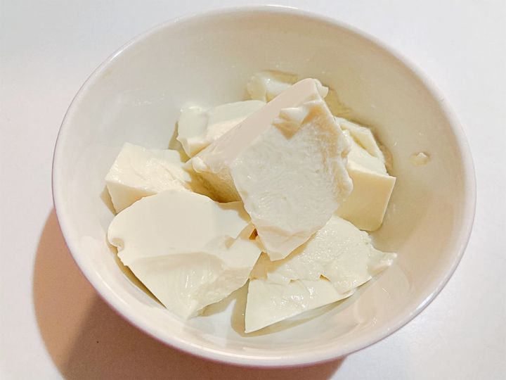 豆腐を崩して容器に入れる