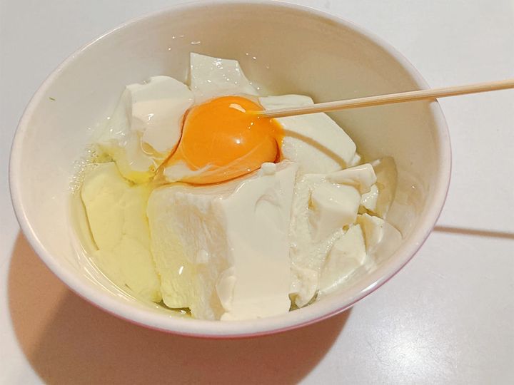 卵を割りいれる