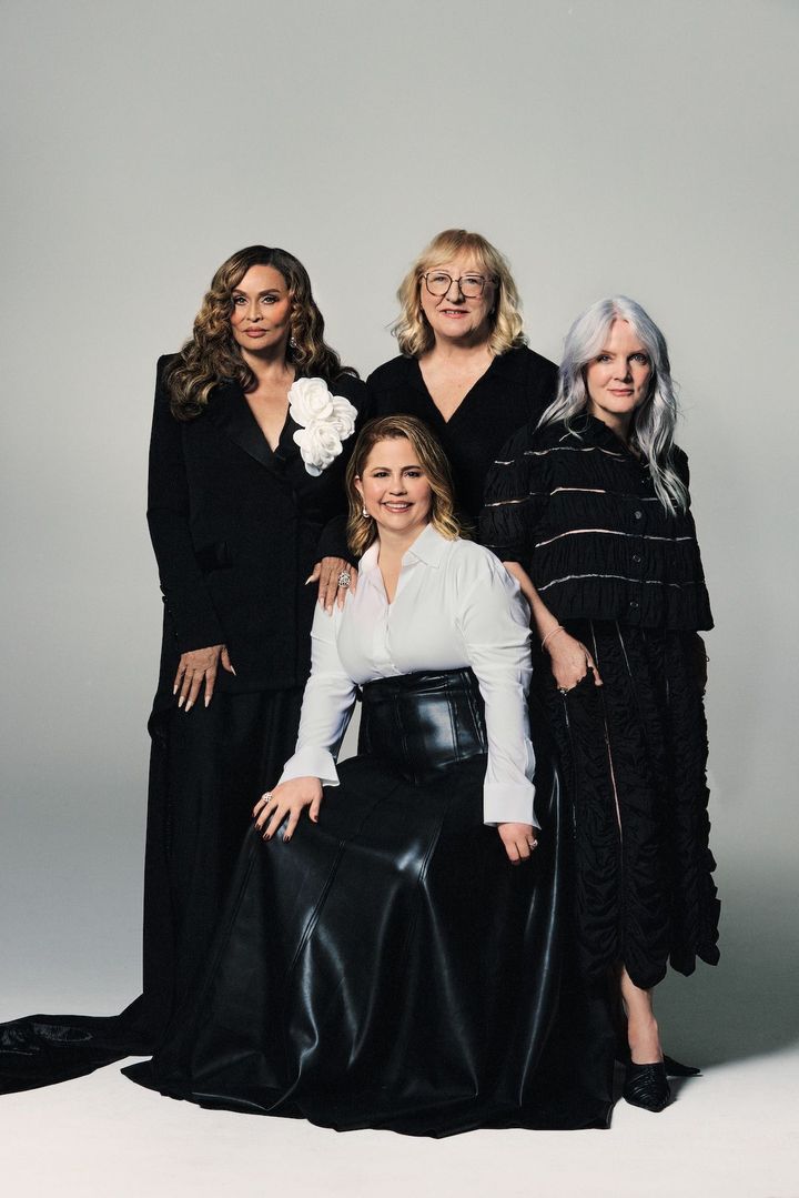 〈左上から時計回り順に〉ビヨンセの母、ティナ・ノウルズ、NFL選手のトラヴィス・ケルシー（テイラー・スウィフトの彼氏）の母ドナ・ケルシー、ビリー・アイリッシュの母、マギー・ベアード、セレーナ・ゴメスの母マンディ・ティーフェイ。