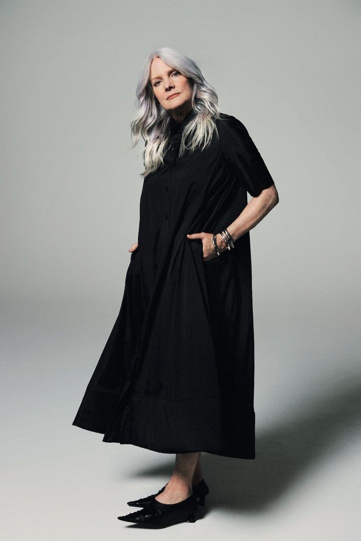 フィニアス・オコネルとビリー・アイリッシュの母親、マギー・ベアード。女優として1981年から活躍している。2022年、COVID -19のパンデミックに世界が混乱する中、2人の子どもの協力のもと、食糧不安に苦しむ人々に植物由来の食事を提供することを目的としたNPO「サポート＋フィード」を設立した。