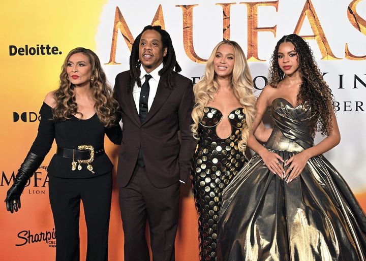 ビヨンセと12歳の孫、ブルー・アイビーが、声優を務めた『ライオン・キング：ムファサ』のプレミアに、ジェイ・Zとともに駆けつけたティナ。