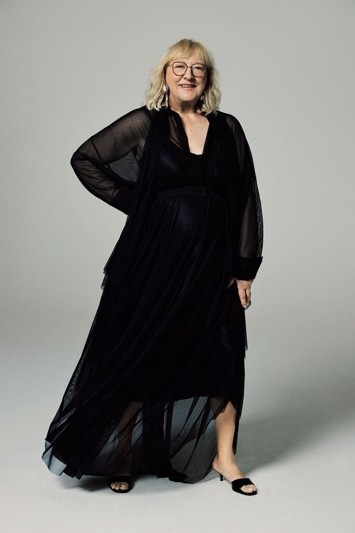 NFL選手のジェイソンとトラヴィスの母親、ドナ・ケルシー。高校時代には陸上競技でジュニアオリンピックに出場した経験を持つ。MBA取得後、金融業界で30年にわたってキャリアを積み、慈善活動などにも積極的に参加してきた。2023年、2人の息子をスーパーボウルで対決させた初の母親としても話題となった。