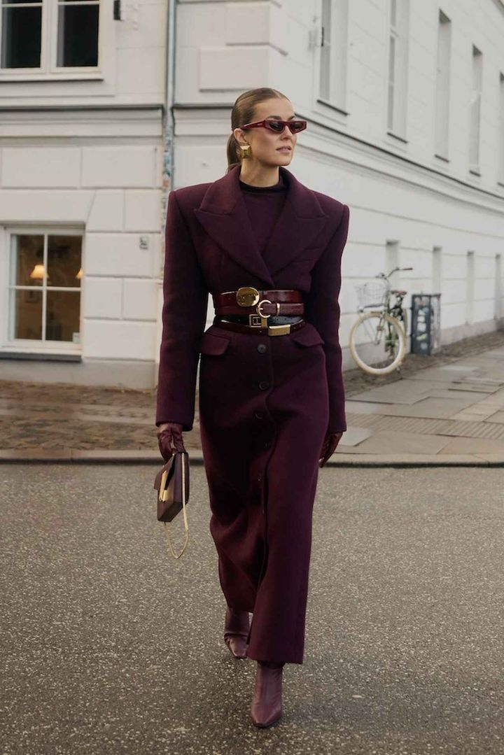 画像: ベルト4連付けでウエストに視線を集めて