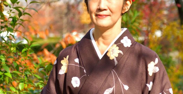 秋の紅葉、京都の通りを歩く着物姿の日本女性