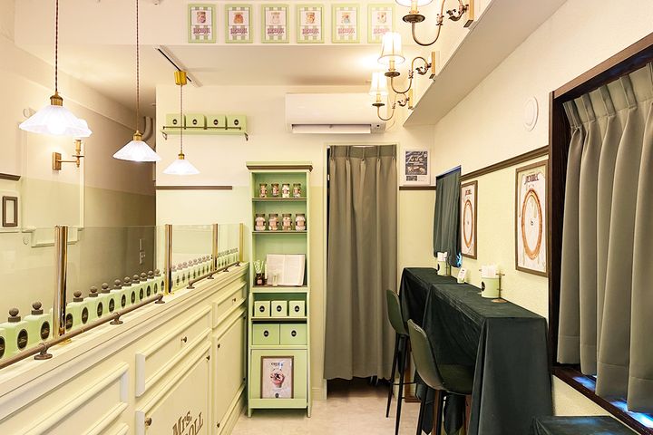 店内はカウンター4席