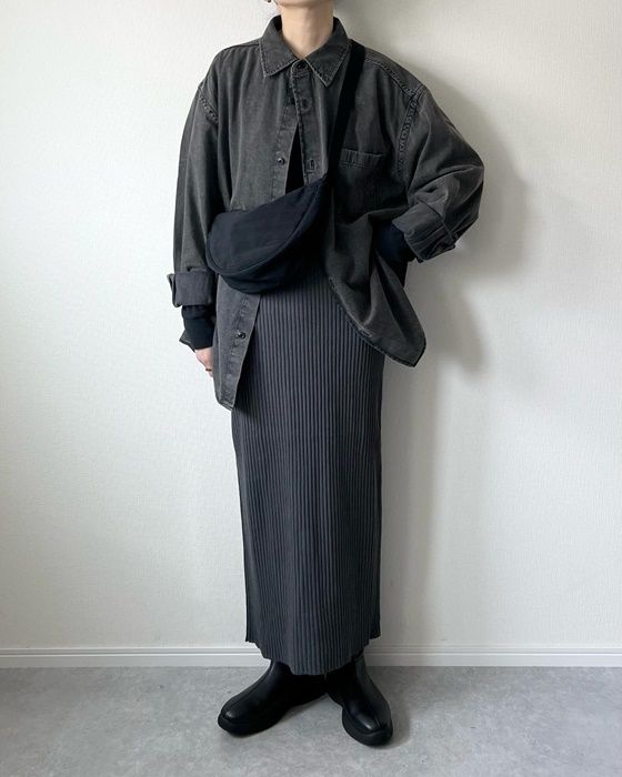 GUのグレーの「ウォッシュドシャツ(デニム)」×リブニットナロースカート