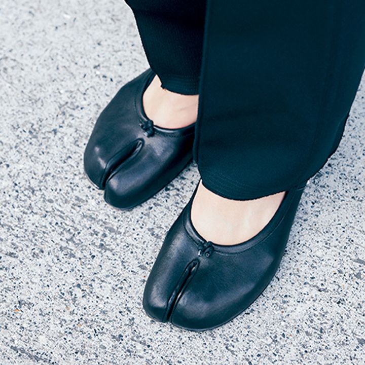 マルジェラのタビのフラット靴を履いた足元