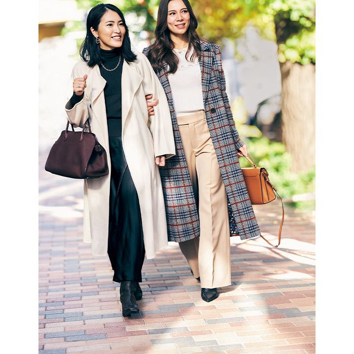 キレイめコーデで歩くママ２人