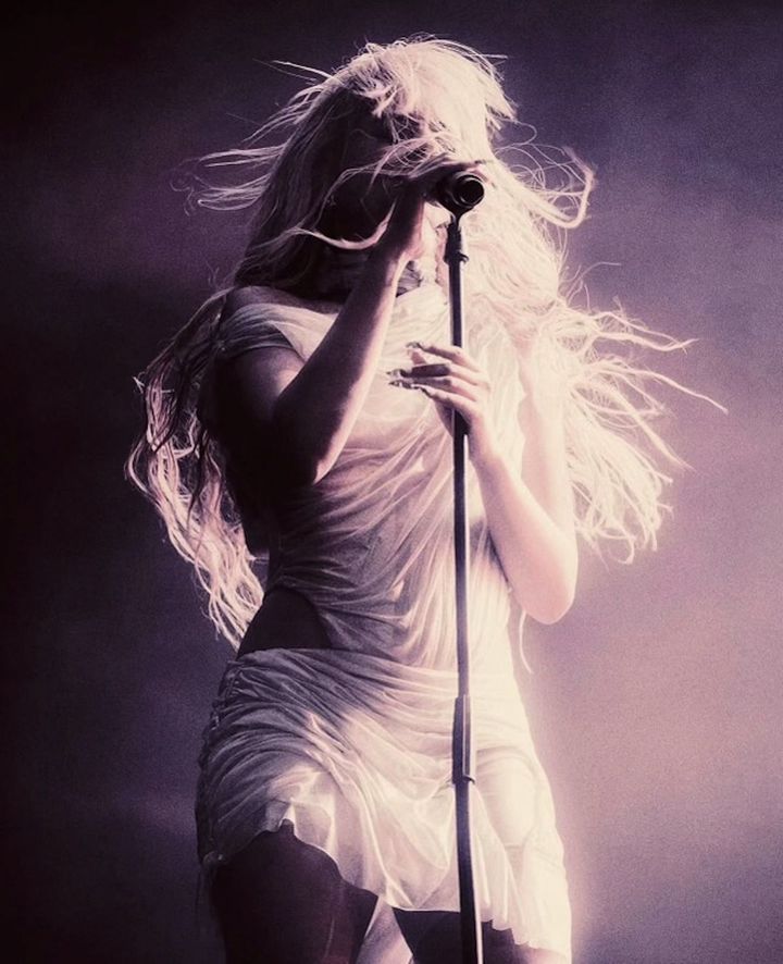 濡れた質感を表現したルックで熱唱した、「C, XOXO」夏のフェスティバルライブ。