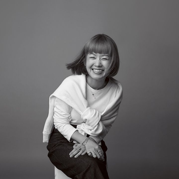 カットソーに長袖ニットを肩掛けして笑うブランドPRの廣瀬礼子さん