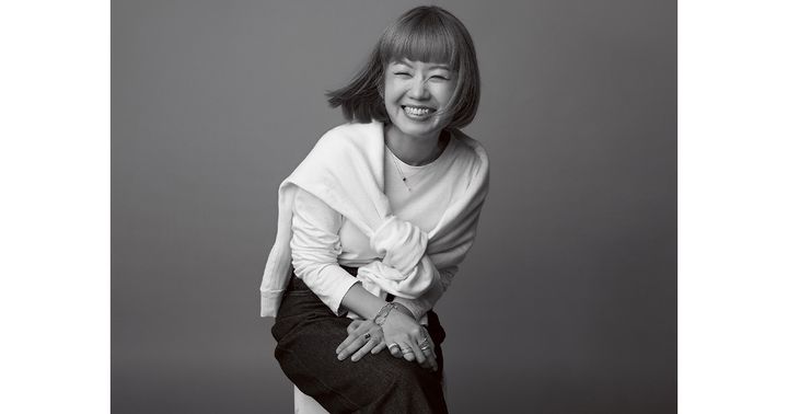 カットソーに長袖ニットを肩掛けして笑うブランドPRの廣瀬礼子さん