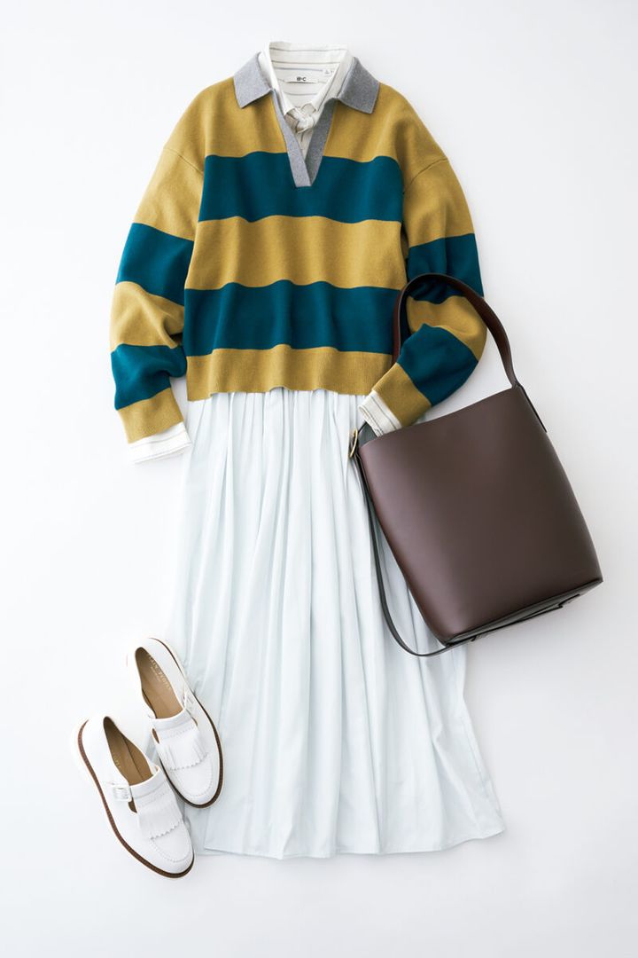 スカート¥3,990、2ウェイショルダーバッグ¥3,990（一部店舗のみで販売）／ともにユニクロ、インに着たストライプ柄シャツ¥3,990 ／ユニクロ：シー（すべてユニクロ）、シューズ／スタイリスト私物