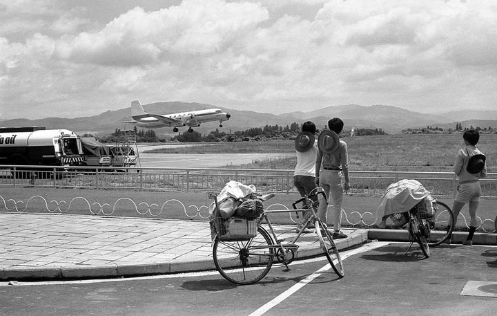 花巻空港でYS-11プロペラ機が飛び立つ様子