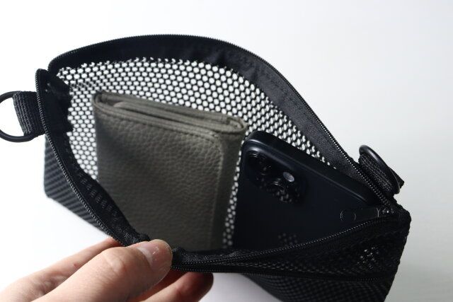 スマホショルダーバッグ（メッシュ） 収納力