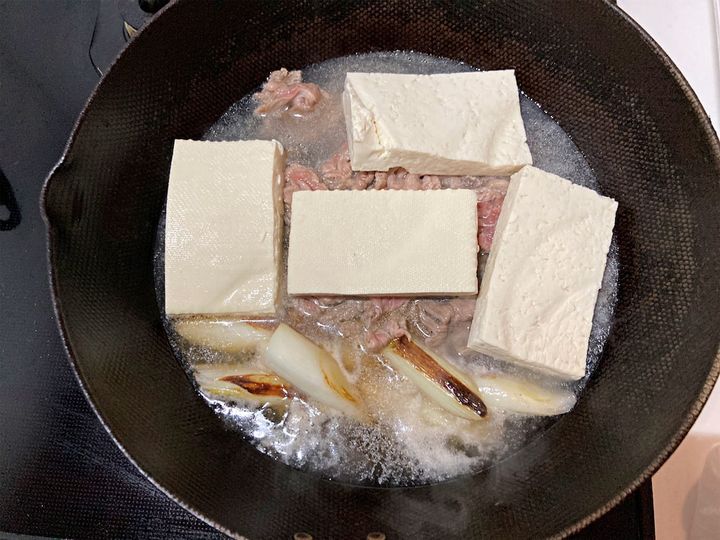 水と豆腐を入れる