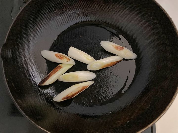 長ねぎを焼き色がつくまで焼く