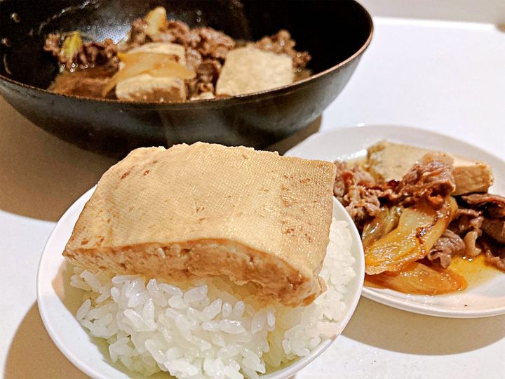 ご飯に豆腐をのせる