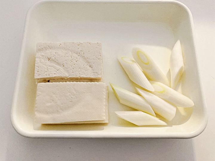 水切りした豆腐と切った長ねぎ