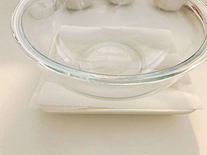 おもしを乗せて豆腐の水切りをする