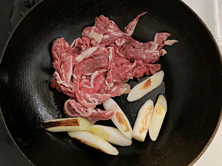 牛肉を入れて焼く