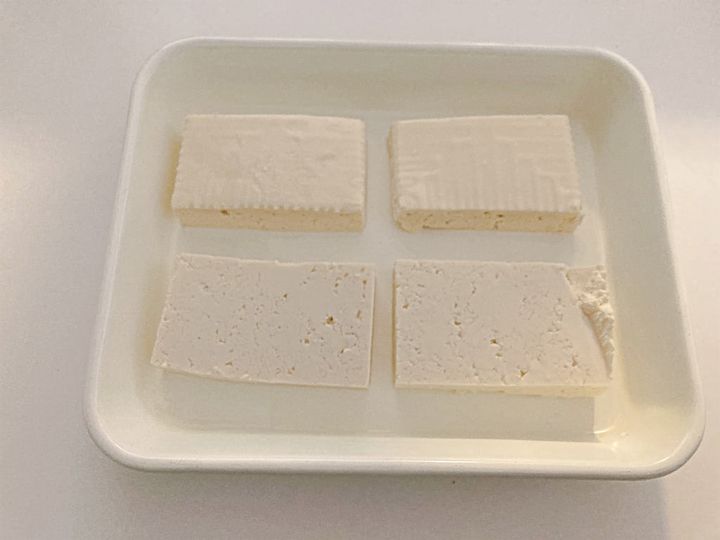 豆腐を切って並べる
