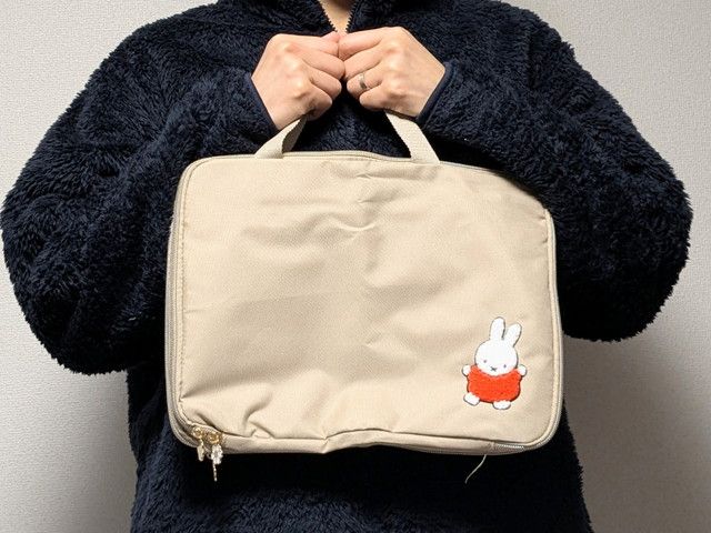 ミッフィーかんたん圧縮収納ポーチ持ったところ